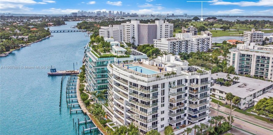 Кондоминиум с 3 спальнями в Бей-Харбор-Айлендс, Флорида № 1968188