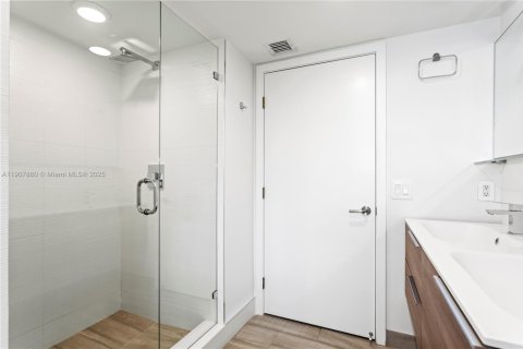 Купить кондоминиум в Бей-Харбор-Айлендс, Флорида 3 спальни, 121.24м2, № 1968188 - фото 15