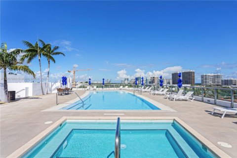 Купить кондоминиум в Бей-Харбор-Айлендс, Флорида 3 спальни, 121.24м2, № 1968188 - фото 20