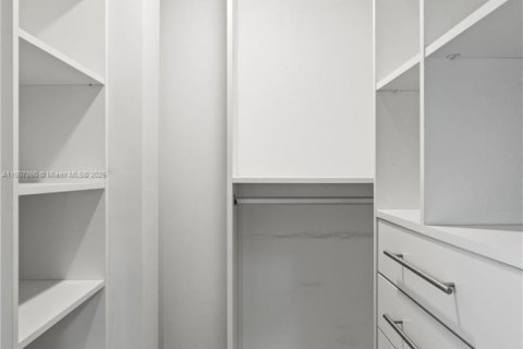 Купить кондоминиум в Бей-Харбор-Айлендс, Флорида 3 спальни, 121.24м2, № 1968188 - фото 16