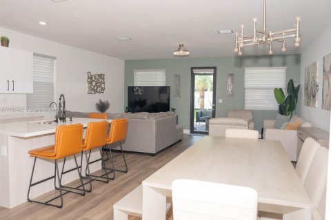 House in Hialeah, Florida 4 bedrooms, 201.97 sq.m. № 1860388 - photo 7