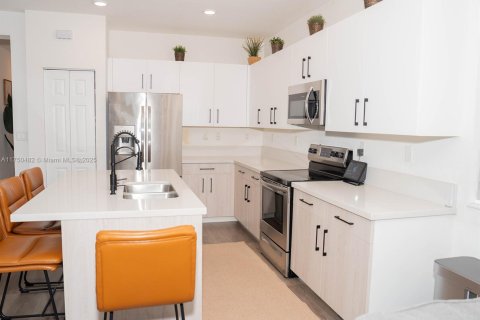 House in Hialeah, Florida 4 bedrooms, 201.97 sq.m. № 1860388 - photo 8