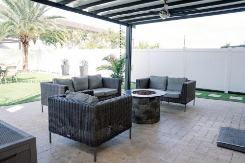 House in Hialeah, Florida 4 bedrooms, 201.97 sq.m. № 1860388 - photo 13