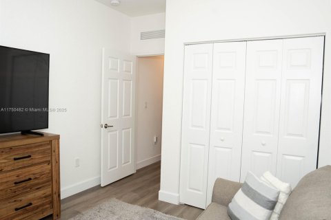 House in Hialeah, Florida 4 bedrooms, 201.97 sq.m. № 1860388 - photo 10