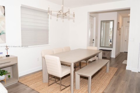 House in Hialeah, Florida 4 bedrooms, 201.97 sq.m. № 1860388 - photo 5