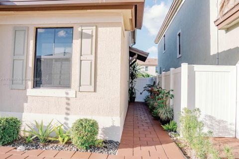 House in Hialeah, Florida 4 bedrooms, 201.97 sq.m. № 1860388 - photo 3