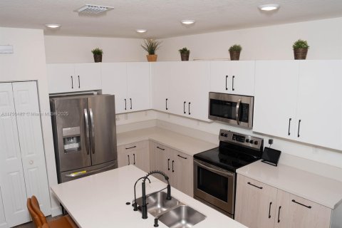 House in Hialeah, Florida 4 bedrooms, 201.97 sq.m. № 1860388 - photo 4