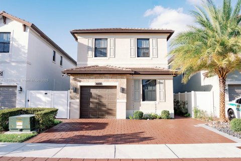 House in Hialeah, Florida 4 bedrooms, 201.97 sq.m. № 1860388 - photo 1