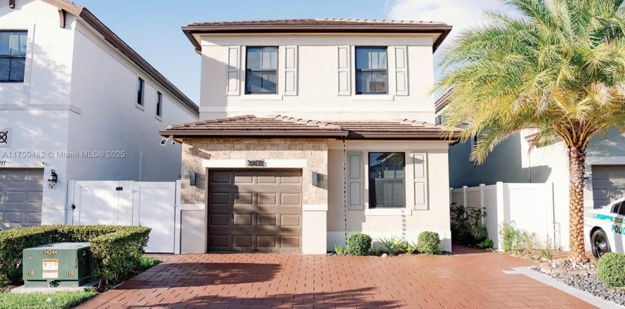 House in Hialeah, Florida 4 bedrooms, 201.97 sq.m. № 1860388