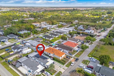 House in Miami, Florida 3 bedrooms, 138.61 sq.m. № 2058999 - photo 12