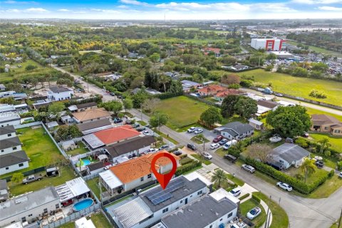 House in Miami, Florida 3 bedrooms, 138.61 sq.m. № 2058999 - photo 10