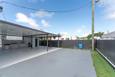 House in Miami, Florida 3 bedrooms, 138.61 sq.m. № 2058999 - photo 20