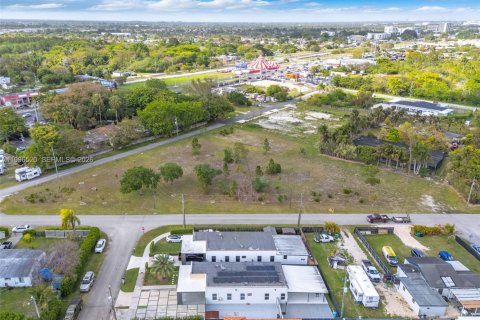 House in Miami, Florida 3 bedrooms, 138.61 sq.m. № 2058999 - photo 4