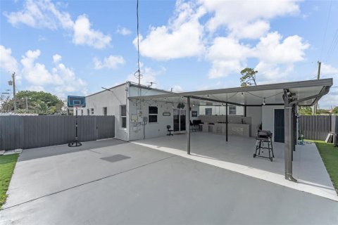 House in Miami, Florida 3 bedrooms, 138.61 sq.m. № 2058999 - photo 19