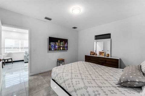 House in Miami, Florida 3 bedrooms, 138.61 sq.m. № 2058999 - photo 29