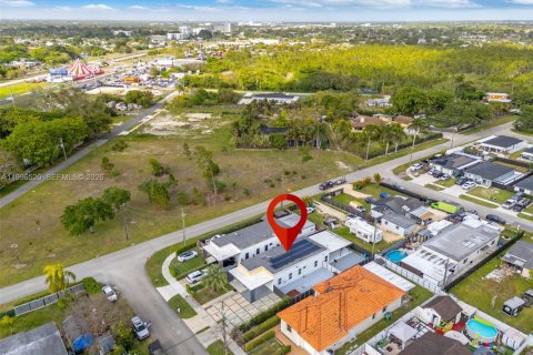 House in Miami, Florida 3 bedrooms, 138.61 sq.m. № 2058999 - photo 7