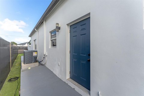 House in Miami, Florida 3 bedrooms, 138.61 sq.m. № 2058999 - photo 21