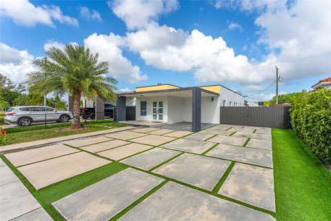 House in Miami, Florida 3 bedrooms, 138.61 sq.m. № 2058999 - photo 2