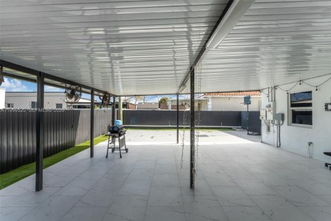 House in Miami, Florida 3 bedrooms, 138.61 sq.m. № 2058999 - photo 17