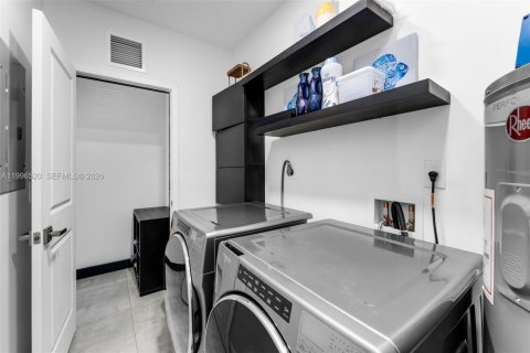 House in Miami, Florida 3 bedrooms, 138.61 sq.m. № 2058999 - photo 25