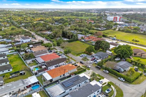 House in Miami, Florida 3 bedrooms, 138.61 sq.m. № 2058999 - photo 11