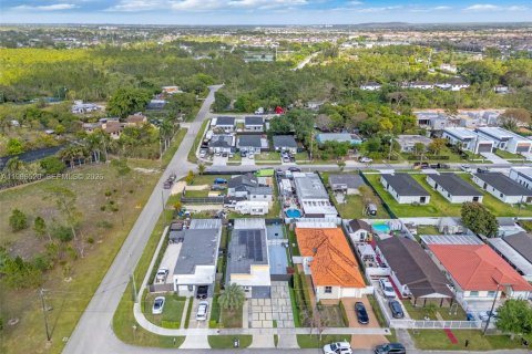 House in Miami, Florida 3 bedrooms, 138.61 sq.m. № 2058999 - photo 8