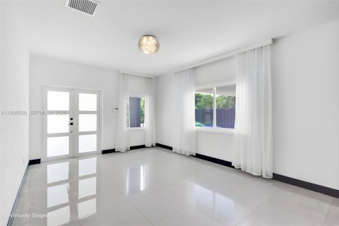 House in Miami, Florida 3 bedrooms, 138.61 sq.m. № 2058999 - photo 23