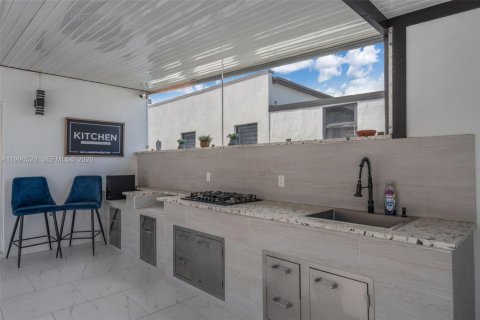 House in Miami, Florida 3 bedrooms, 138.61 sq.m. № 2058999 - photo 16