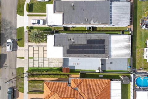 House in Miami, Florida 3 bedrooms, 138.61 sq.m. № 2058999 - photo 14