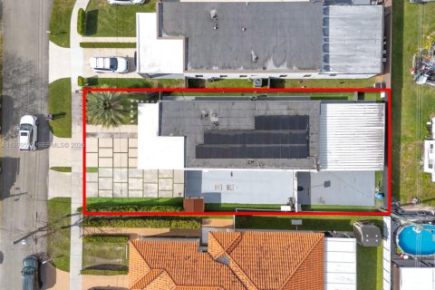 House in Miami, Florida 3 bedrooms, 138.61 sq.m. № 2058999 - photo 15