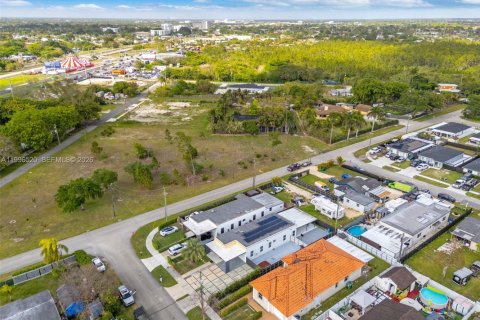 House in Miami, Florida 3 bedrooms, 138.61 sq.m. № 2058999 - photo 6