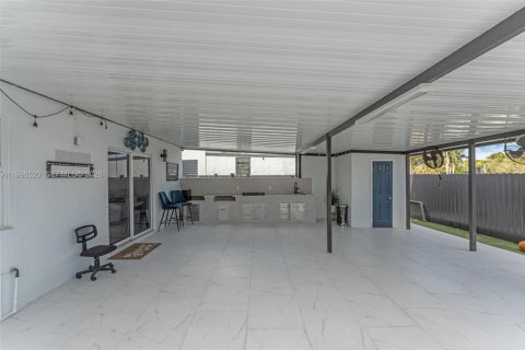 House in Miami, Florida 3 bedrooms, 138.61 sq.m. № 2058999 - photo 18