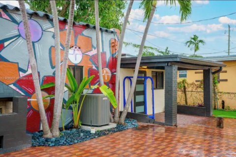 Commercial property in Miami, Florida 414.44 sq.m. № 1964790 - photo 8