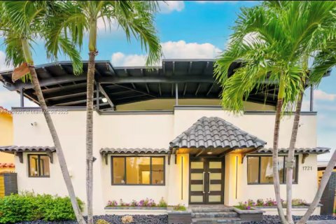 Commercial property in Miami, Florida 414.44 sq.m. № 1964790 - photo 1