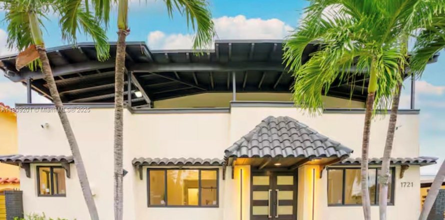 Commercial property in Miami, Florida 414.44 sq.m. № 1964790