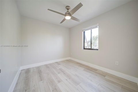 Commercial property in Miami, Florida 414.44 sq.m. № 1964790 - photo 16