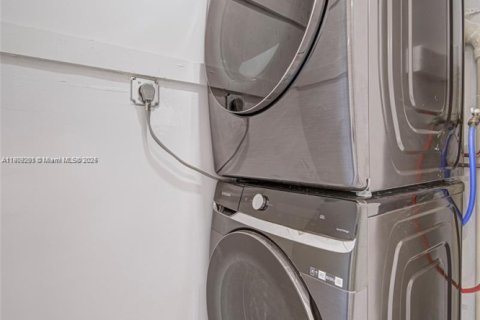 Commercial property in Miami, Florida 414.44 sq.m. № 1964790 - photo 12