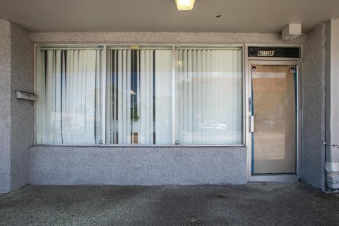 Купить коммерческую недвижимость в Санрайз, Флорида № 2182883 - фото 2