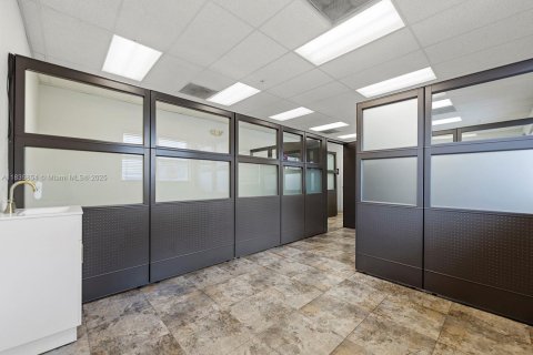 Commercial property in Sweetwater, Florida № 1822066 - photo 21