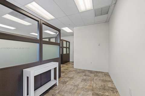 Commercial property in Sweetwater, Florida № 1822066 - photo 15