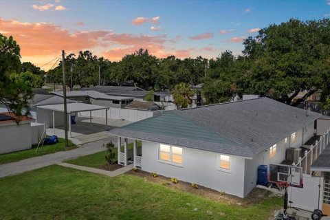 House in Saint Petersburg, Florida 3 bedrooms, 161 sq.m. № 1807955 - photo 30