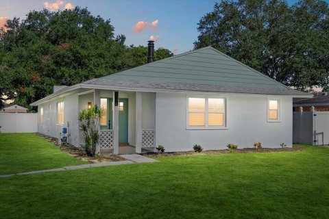 House in Saint Petersburg, Florida 3 bedrooms, 161 sq.m. № 1807955 - photo 2