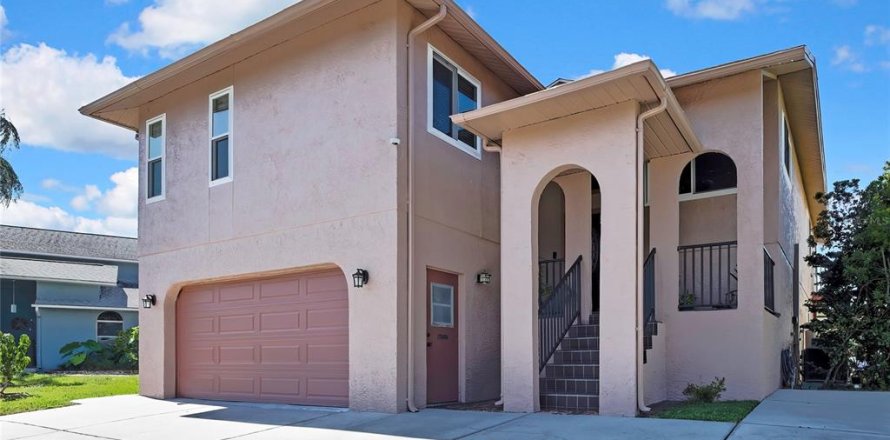 House in New Port Richey, Florida 5 bedrooms, 311.78 sq.m. № 1721395