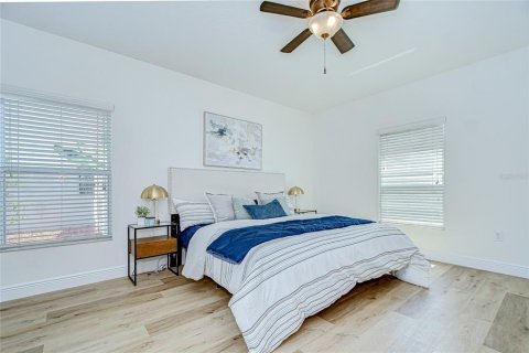 House in Spring Hill, Florida 5 bedrooms, 202.71 sq.m. № 1919451 - photo 20