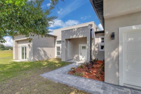 Купить виллу или дом в Себринг, Флорида 6 комнат, № 1987838 - фото 2