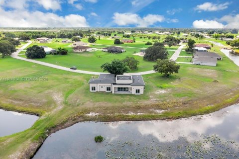 Купить виллу или дом в Себринг, Флорида 6 комнат, № 1987838 - фото 5