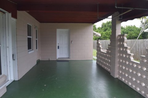 House in Jensen Beach, Florida 2 bedrooms, 72.46 sq.m. № 2191771 - photo 2