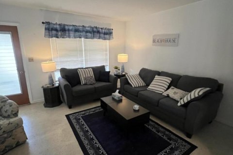 House in Jensen Beach, Florida 2 bedrooms, 72.46 sq.m. № 2191771 - photo 4