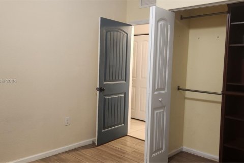 House in Miami, Florida 4 bedrooms, 170.66 sq.m. № 1806027 - photo 14