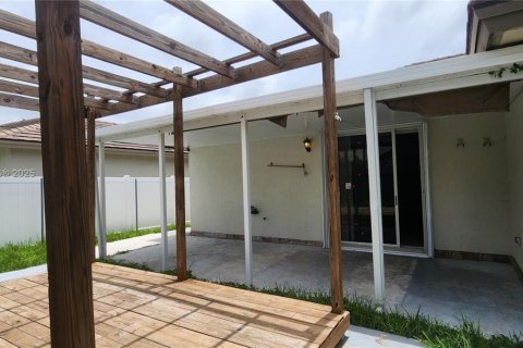 House in Miami, Florida 4 bedrooms, 170.66 sq.m. № 1806027 - photo 17